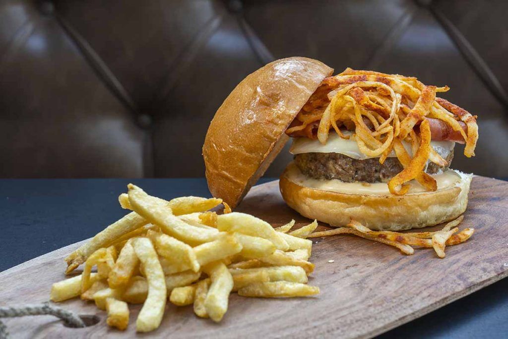 The Burger Joint: Απόλαυση «μπεργκερικού» παραδείσου ανάμεσα σε 2 ψωμάκια (κι όχι μόνο!)